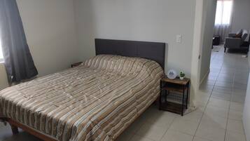 1 sovrum, skrivbord, strykjärn/strykbräda och gratis wi-fi