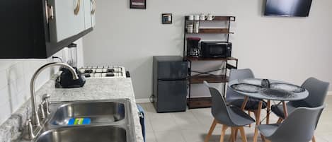 Frigorifero, microonde, piano cottura, macchina per tè/caffè