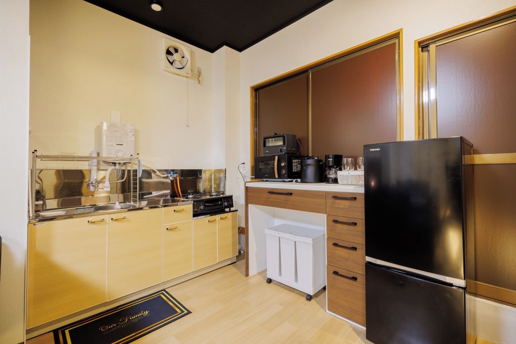 Kjøleskap, mikrobølgeovn, kokeplater og kjøkkenutstyr