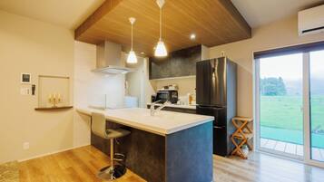 Kühlschrank, Mikrowelle, Herdplatte, Kochgeschirr/Geschirr/Besteck