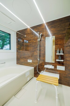 Kostenlose Toilettenartikel, Haartrockner, Handtücher