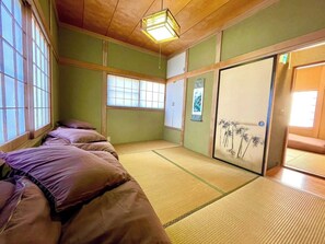 5 soverom, skrivebord, wi-fi (inkludert) og sengetøy