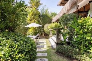 Property grounds - Traditional villa with huge pool and garden 200m to Berawa beach (Berawa)
