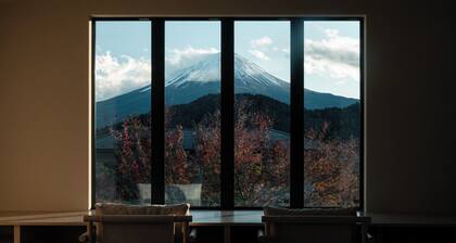 Private villa with a view of Mt Fuji 900m2 of p / Minamitsuru-gun Fujikawaguchikomachi Yamanashi
