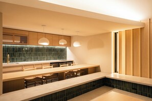 Frigorífic, microones i utensilis de cuina, vaixella i coberteria