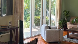 Un salón espacioso con sofá, una mesa de centro y un comedor con mesa y sillas.