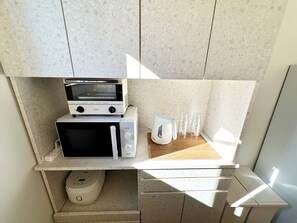 Kühlschrank, Mikrowelle, Herdplatte, Kochgeschirr/Geschirr/Besteck