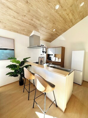 Fridge, microwave, stovetop, cookware/dishes/utensils