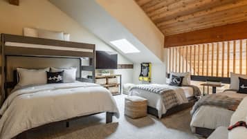 3 bedrooms, desk, iron/ironing board, travel crib