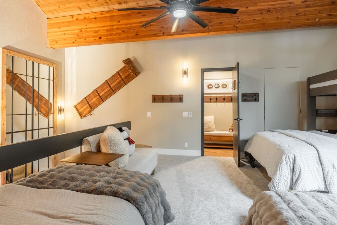 3 bedrooms, desk, iron/ironing board, travel crib