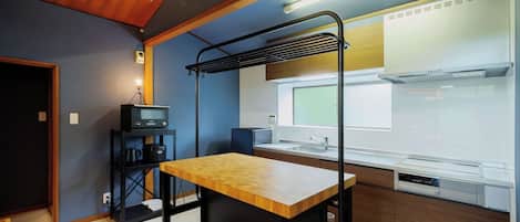 Réfrigérateur, four à micro-ondes, surface de cuisson