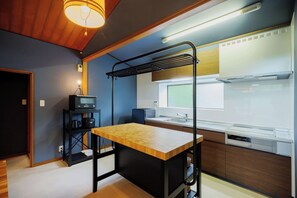 Refrigerador, microondas, parrilla de estufa y utensilios de cocina