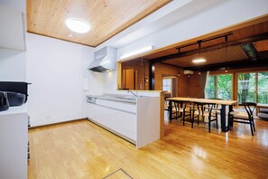 Kühlschrank, Mikrowelle, Herdplatte, Kochgeschirr/Geschirr/Besteck