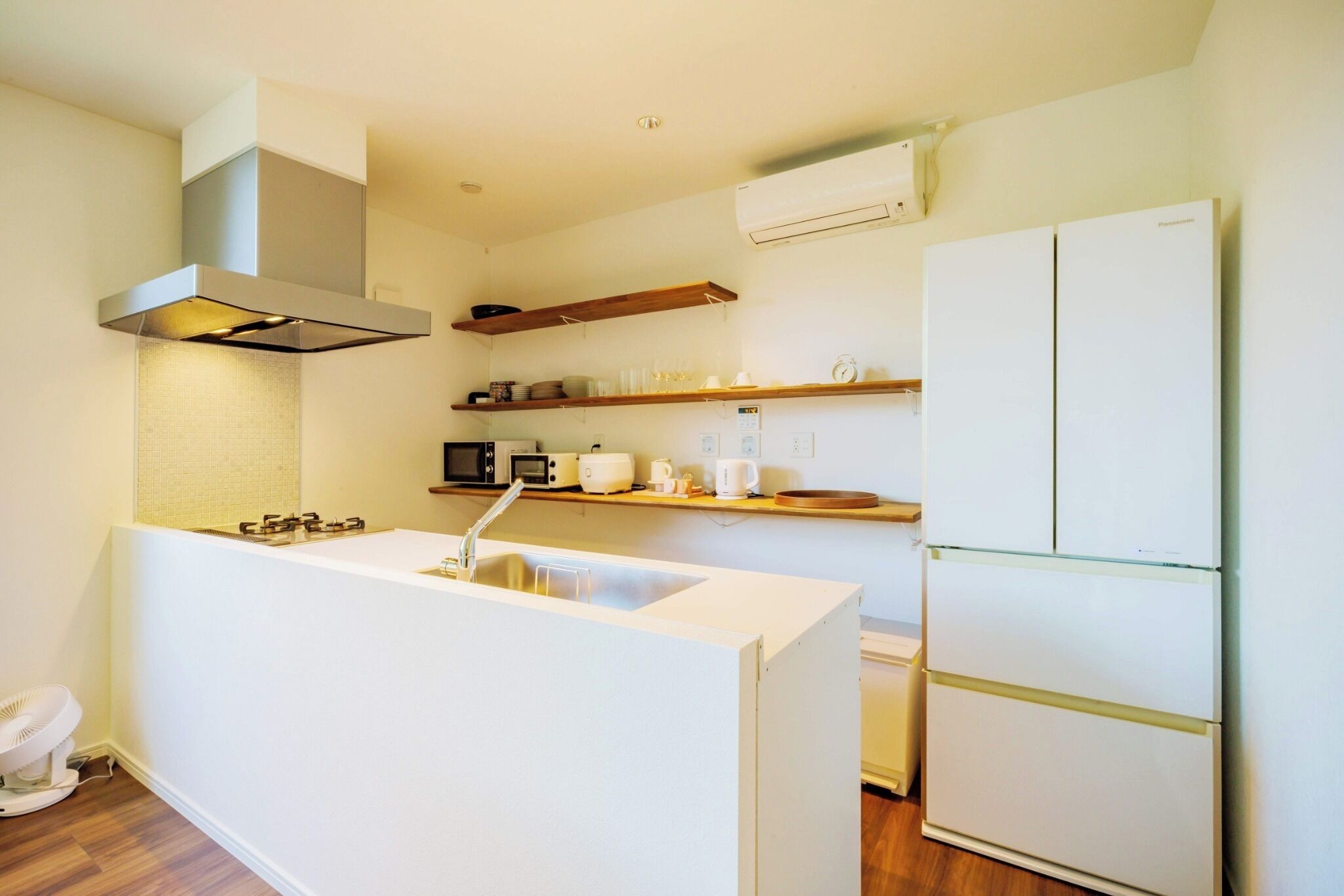 Jääkaappi, mikroaaltouuni, liesi, keittoastiat/astiat/ruokailuvälineet