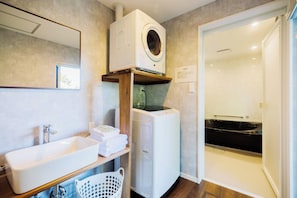 Kostenlose Toilettenartikel, Haartrockner, Handtücher