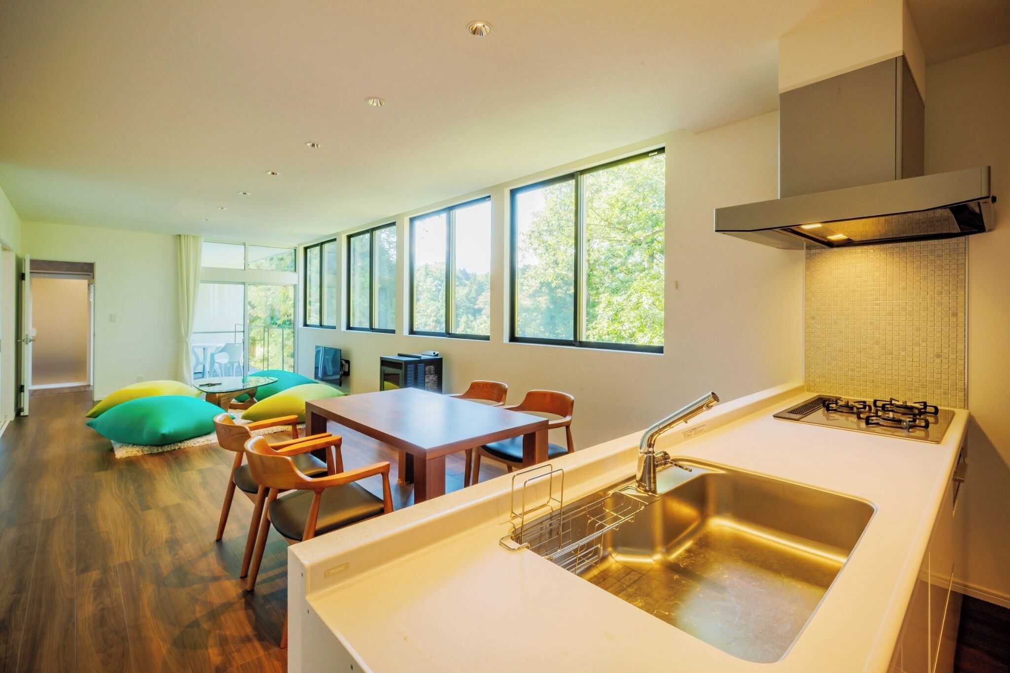 Kjøleskap, mikrobølgeovn, kokeplater og kjøkkenutstyr