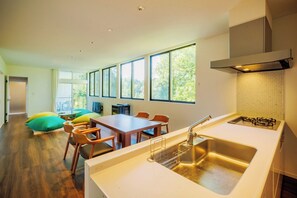 Réfrigérateur, micro-ondes, plaque de cuisson