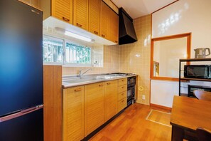 Jääkaappi, mikroaaltouuni, liesi, keittoastiat/astiat/ruokailuvälineet