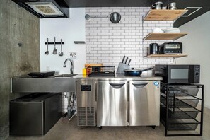 Frigorífico, microondas, placa de cocina y utensilios de cocina