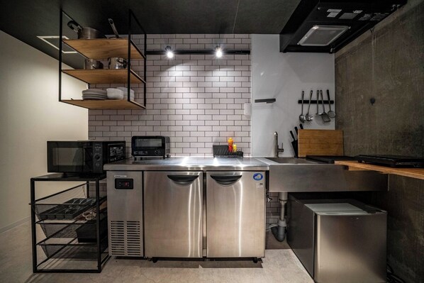 Fridge, microwave, stovetop, cookware/dishes/utensils