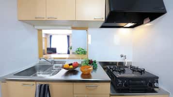 Fridge, microwave, stovetop, cookware/dishes/utensils