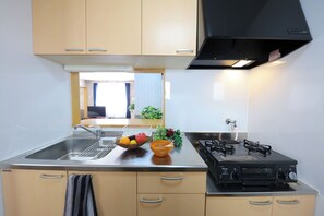 Refrigerador, microondas, parrilla de estufa y utensilios de cocina 