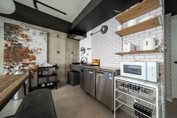 Fridge, microwave, stovetop, cookware/dishes/utensils