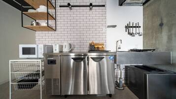 冷蔵庫、電子レンジ、コンロ、調理器具と食器