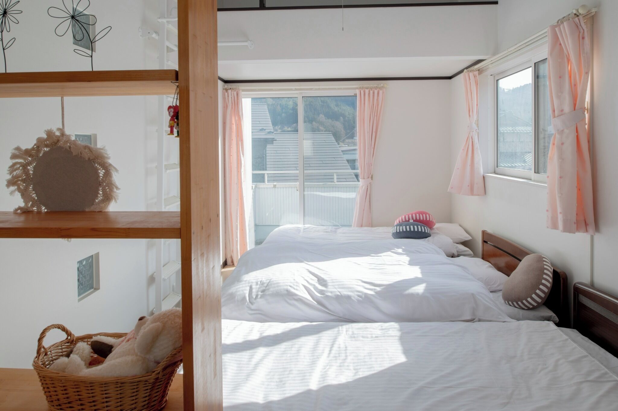 4 間睡房、書桌、免費 Wi-Fi、床  單