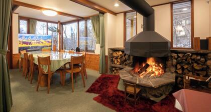 A large mansion on the Tateshina Plateau Covered / Chino Nagano