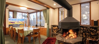 A large mansion on the Tateshina Plateau Covered / Chino Nagano