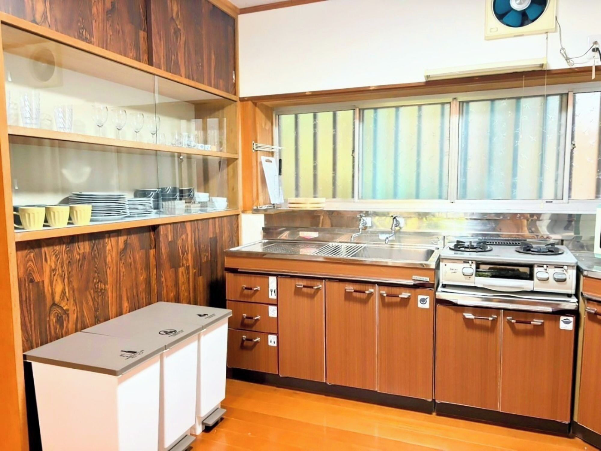 冷蔵庫、電子レンジ、コンロ、調理器具と食器