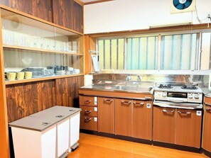 Frigorifero, microonde, piano cottura, pentole/stoviglie/utensili