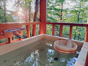 Outdoor spa tub - An openair bath Karaoke Enjoy BBQ at this villa / Komoro Nagano (Komoro)