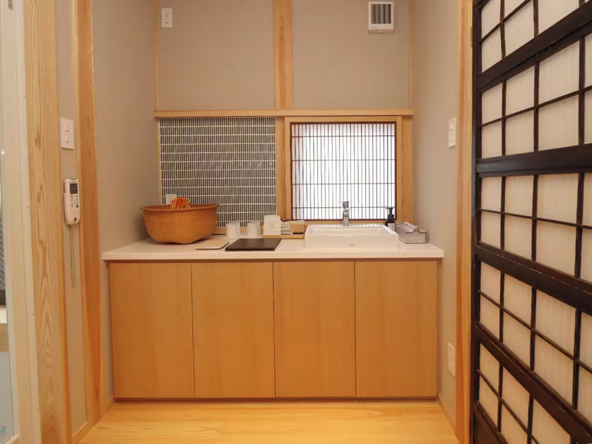 Réfrigérateur, micro-ondes, plaque de cuisson