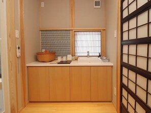 Réfrigérateur, micro-ondes, plaque de cuisson