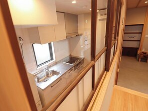 Réfrigérateur, micro-ondes, plaque de cuisson