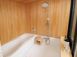 Sèche-cheveux, serviettes fournies