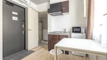 Fridge, microwave, stovetop, cookware/dishes/utensils