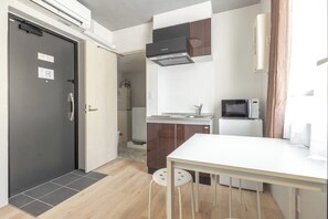 Fridge, microwave, stovetop, cookware/dishes/utensils