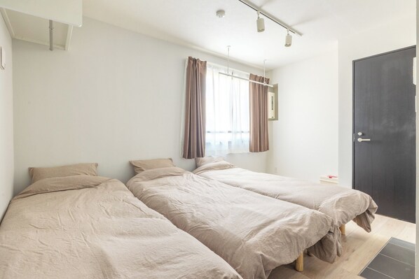 1 habitación, escritorio, tabla de planchar con plancha y wifi gratis 