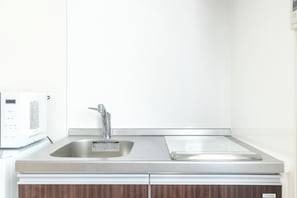 Fridge, microwave, stovetop, cookware/dishes/utensils
