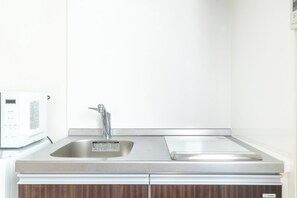 Fridge, microwave, stovetop, cookware/dishes/utensils - Newly built 302 4 minutes walk from JR and subway Asakusabashi station High speed WiFi Near Akihab / Chiyoda-ku Tokyo (Chiyoda-ku)