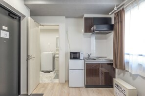 Kühlschrank, Mikrowelle, Herdplatte, Kochgeschirr/Geschirr/Besteck