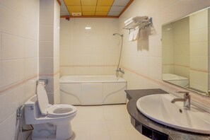 大花洒淋浴喷头、免费洗浴用品、吹风机、浴袍