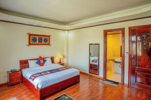 Superior Tek Büyük veya İki Ayrı Yataklı Oda | Minibar, odada kasa, masa, güneşlik/perde 