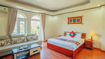 Minibar, caja de seguridad en la habitación y escritorio