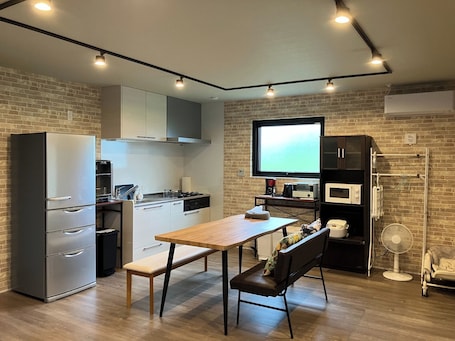 Fridge, microwave, stovetop, cookware/dishes/utensils. 3 minutes to the underwater road Ocean view accom / Uruma Okinawa