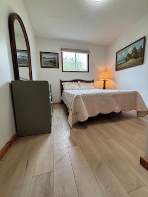 3 habitaciones, tabla de planchar con plancha, wifi y ropa de cama