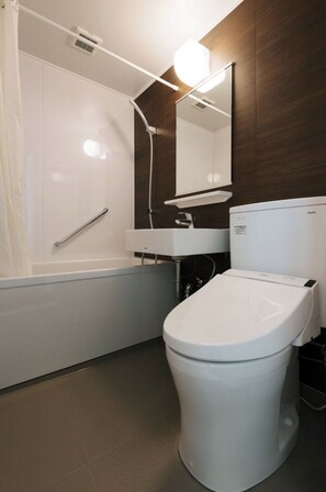 Sèche-cheveux, serviettes fournies, savon, shampoing